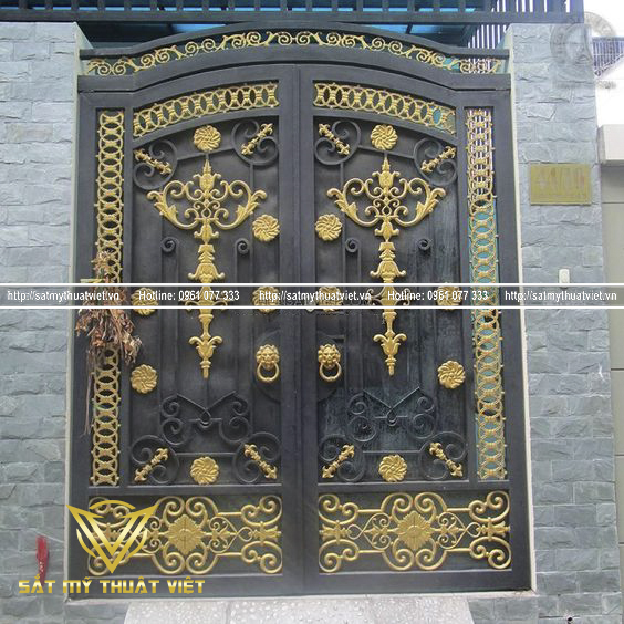 Mẫu cổng sắt nghệ thuật đẹp sang trọng cho nhà phố