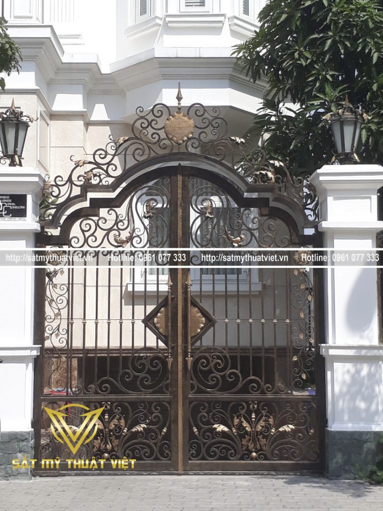 Mẫu cổng sắt nghệ thuật đẹp sang trọng cho biệt thự